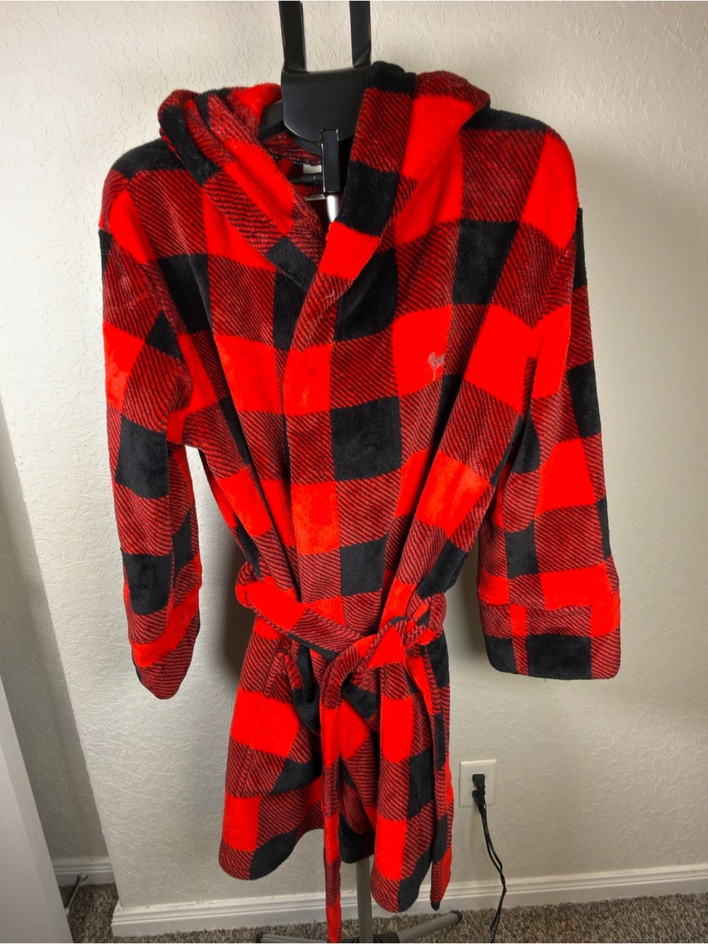 PINK Buffalo Plaid Plush Hooded Robe Red Black Women’s M